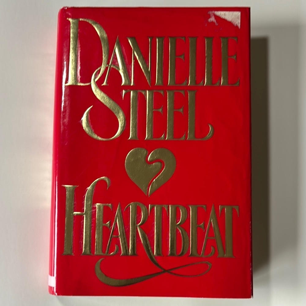 ⭐️Heartbeat Red Book by Daniel Steel